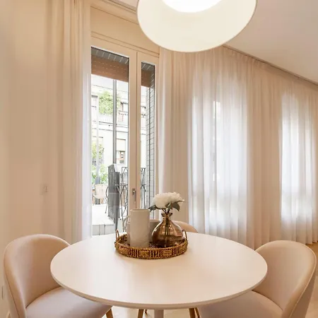 Manzoni 44 Apartman *